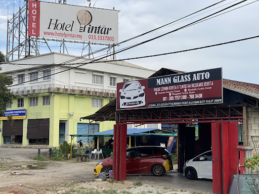Mann Glass Auto Parit Raja